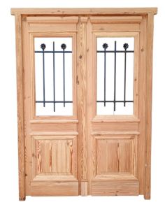 Puerta de frente en madera antigua pinotea con rejas
