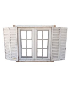 Antigua ventana de cedro con celosías