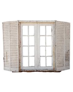 Antigua ventana de madera con celosías