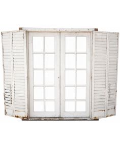 Antigua ventana de madera con celosías