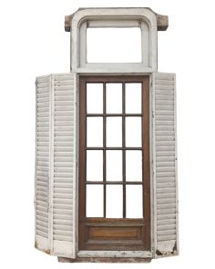 Dos antiguas ventanas de cedro con celosías