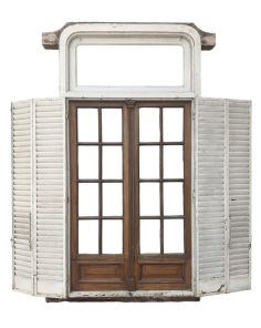 Dos antiguas ventanas de cedro con celosías