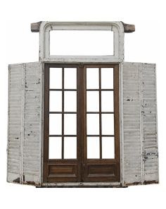 Antigua ventana de cedro con celosías