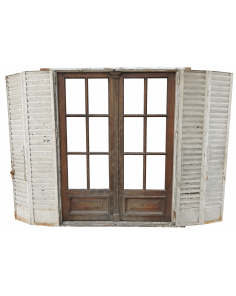 Antigua ventana de cedro con celosías