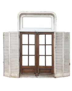 Antigua ventana de cedro con celosías