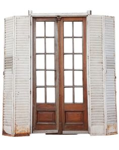 Antigua puerta de madera cedro con celosías