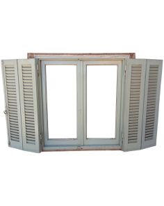 Antigua ventana de cedro con celosías