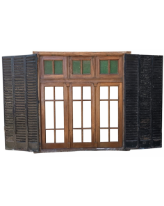 Antigua ventana de cedro con celosías