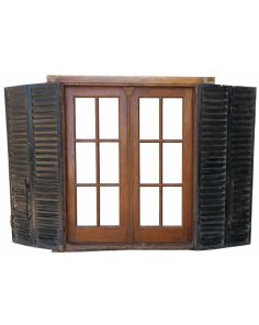 Antigua ventana de cedro con celosías