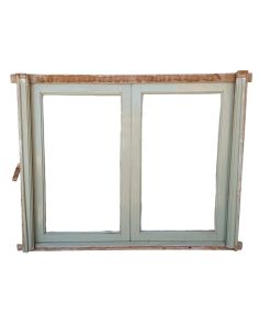 Antigua ventana de madera cedro con marco