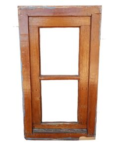 Antigua ventana raja de cedro con marco