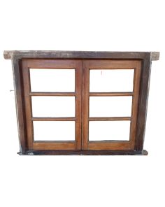 Dos antiguas ventanas de madera cedro 