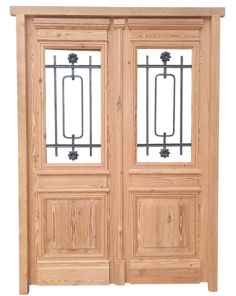 Puerta de frente en madera antigua pinotea con rejas