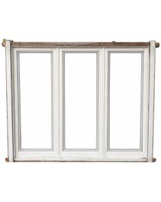 Tres antiguas ventanas de madera cedro