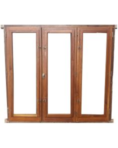 Dos antiguas ventanas de madera cedro