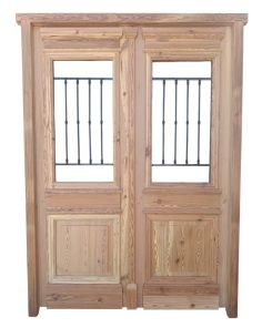 Puerta de frente en madera antigua pinotea