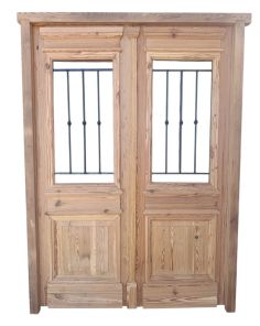 Puerta de frente en madera antigua pinotea