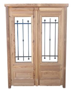 Puerta de frente en madera antigua pinotea