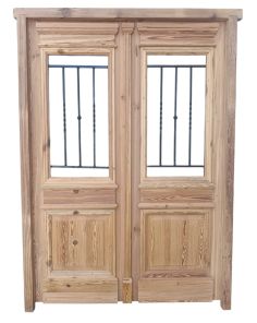 Puerta de frente en madera antigua pinotea