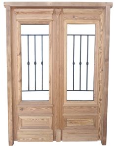 Puerta de frente en madera antigua pinotea con rejas