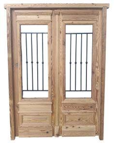 Puerta de frente en madera antigua pinotea con rejas