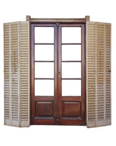 Antigua puerta de cedro con celosías