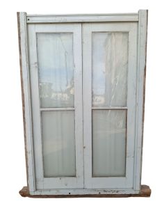 Antigua ventana de madera con postigos