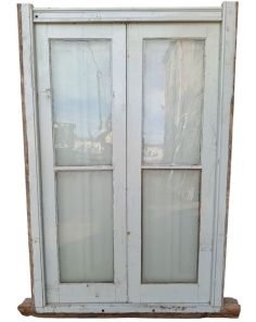 Antigua ventana de madera con postigos