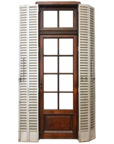 Dos puertas antiguas de cedro con celosías