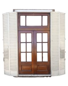 Antigua ventana de cedro con celosías