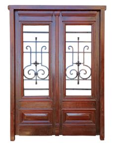 Puerta de frente en madera antigua con marco