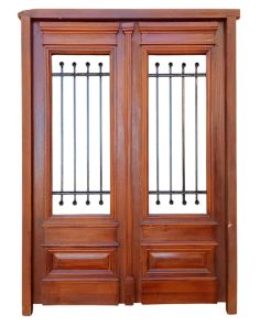Puerta de frente en madera antigua con marco