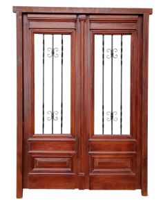Puerta de frente en madera antigua con marco