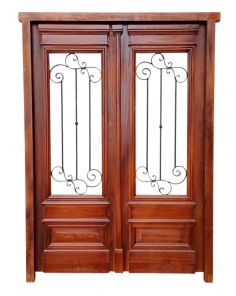 Puerta de frente en madera antigua con marco
