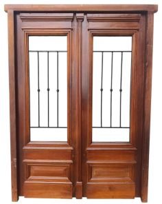 Puerta de frente en madera antigua con marco