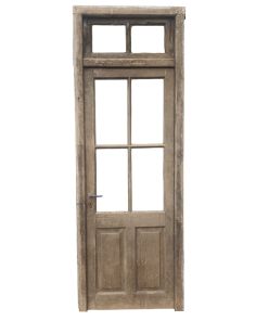 Puerta de madera pinotea con banderola