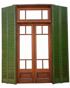Dos antiguas puertas de cedro con celosías