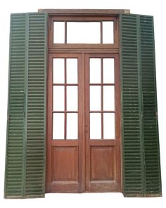 Antigua puerta de cedro con celosías