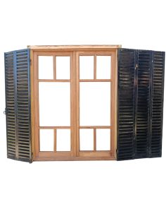 Ventana de cedro con celosías de hierro