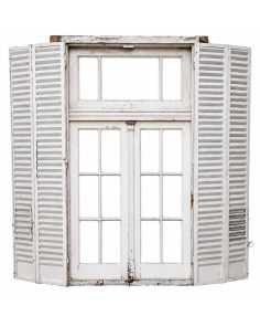 Dos ventanas de cedro con celosías de hierro