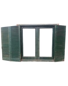 Dos antiguas ventanas de cedro con celosías