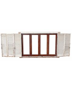 Ventana de cedro con celosías de hierro