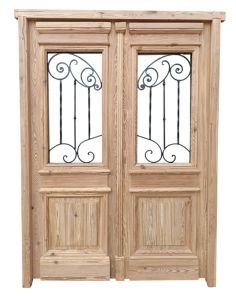 Puerta de frente en madera antigua pinotea