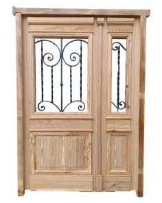 Puerta de frente en madera antigua pinotea