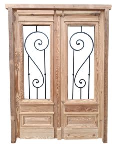 Puerta de frente en madera antigua pinotea