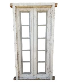Antigua ventana de madera con postigos
