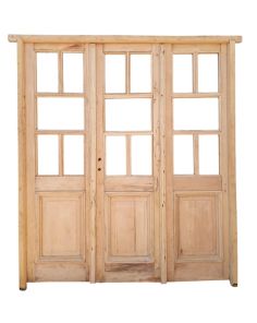 Portada griega de madera antigua con marco