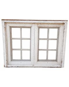 Antigua ventana de madera con postigos