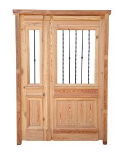 Puerta de frente en madera antigua pinotea con rejas