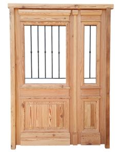 Puerta de frente en madera antigua pinotea con rejas